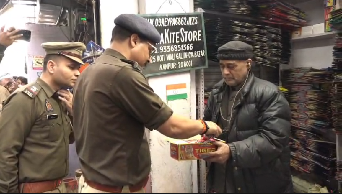 UP NEWS UPDATE :कानपुर बिग ब्रेकिंग: चाइनीज मांझे पर पुलिस का धावा, दुकानदार शटर बंद कर फरार