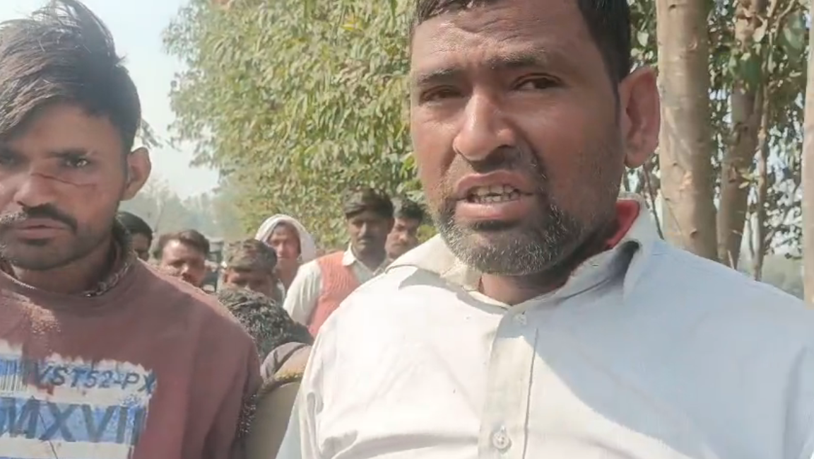 UP NEWS UPDATE :बदायूं: दिनदहाड़े मंदिर से घंटे चोरी, ग्रामीणों ने रंगे हाथों पकड़े चोर