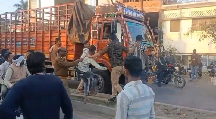 UP NEWS UPDATE :कन्नौज: बाइक-डीसीएम विवाद में सौरिख थाना प्रभारी का सख्त फैसला, बीच-बचाव वाले युवक पर थप्पड़-लात, वीडियो वायरल