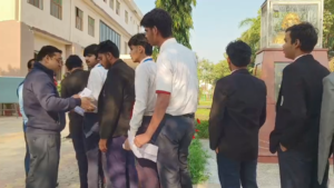 UP NEWS UPDATE :अलीगढ़: CBSE 10वीं गणित परीक्षा शुरू, 9500 छात्र उत्साह से 22 केंद्रों पर शामिल