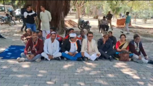 UP NEWS UPDATE :कन्नौज-लखनऊ में कांग्रेसियों पर हुए लाठी चार्ज के विरोध में कन्नौज में दर्जनों कांग्रेसियों ने किया सांकेतिक धरना