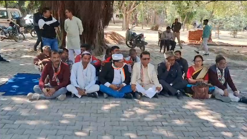 UP NEWS UPDATE :कन्नौज-लखनऊ में कांग्रेसियों पर हुए लाठी चार्ज के विरोध में कन्नौज में दर्जनों कांग्रेसियों ने किया सांकेतिक धरना