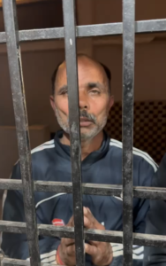 UP NEWS UPDATE :एक व्यक्ति ने चौकी इंचार्ज की कुर्सी पर बैठकर बनाई रील, रील रिकॉर्ड कर रहा व्यक्ति कह रहा है की ये है हमारे दरोगा जी