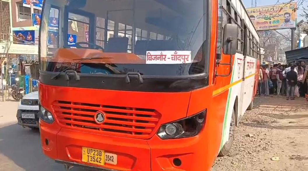 UP NEWS UPDATE :बिजनौर: चांदपुर चुंगी पर रोडवेज बस में बदमाशों का तांडव, महिला कंडक्टर से लूट-मारपीट