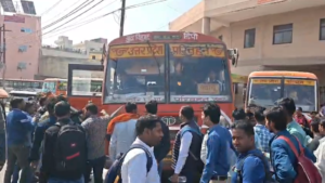 UP NEWS UPDATE :कासगंज: रोडवेज कर्मियों की हड़ताल, यातायात प्रभारी के चालान से बसें खड़ीं-यात्री परेशान!
