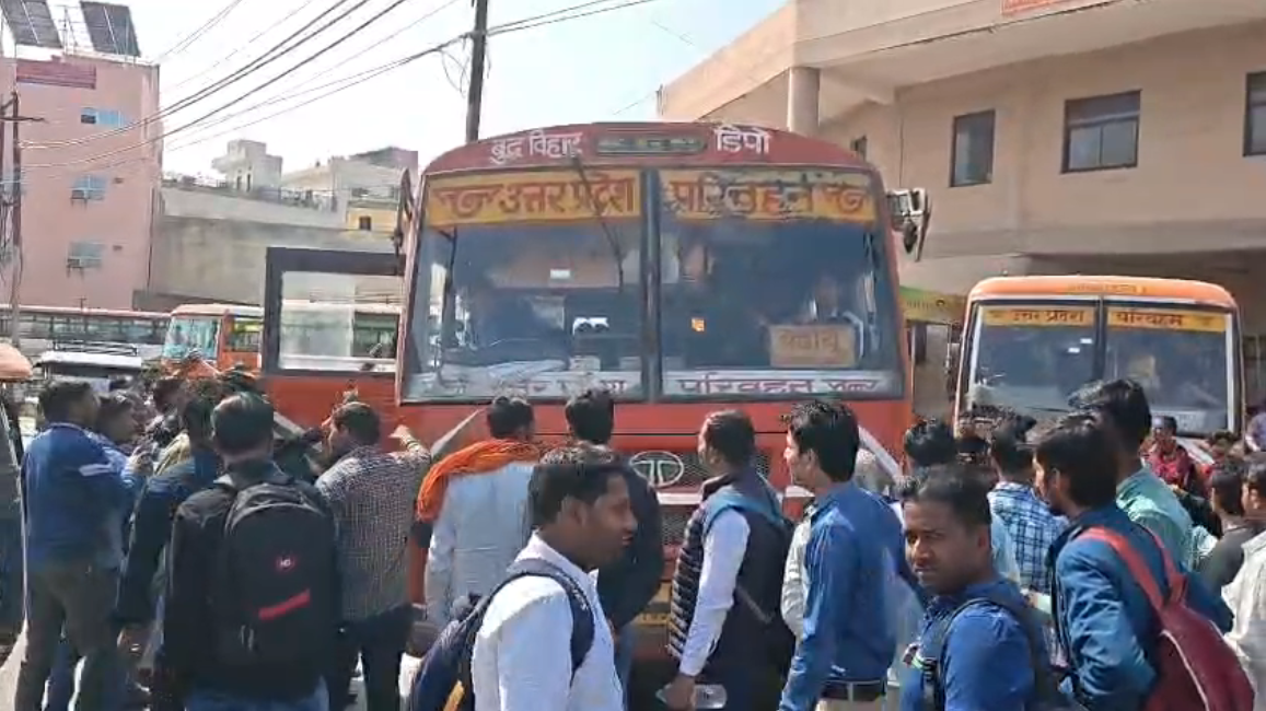UP NEWS UPDATE :कासगंज: रोडवेज कर्मियों की हड़ताल, यातायात प्रभारी के चालान से बसें खड़ीं-यात्री परेशान!