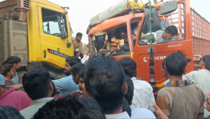 UP NEWS UPDATE :कासगंज हादसा: कैंटर-डंपर की जोरदार टक्कर, चालक बुरी तरह फंसा!