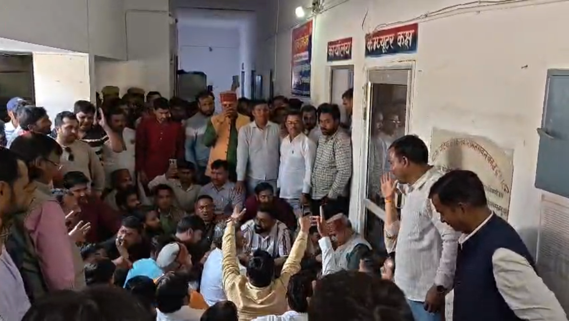 UP NEWS UPDATE :कासगंज: योगी के खिलाफ 2021 टिप्पणी मामले में भाजपा नेता नीरज मिश्रा गिरफ्तार, नेताओं ने थाने पर धरना दिया