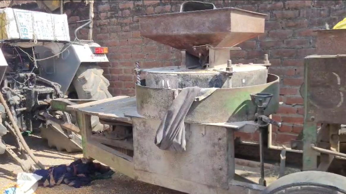 UP NEWS UPDATE :कासगंज: मोबाइल आटा चक्की में साड़ी फंसने से 45 वर्षीय किसान महिला की दर्दनाक मौत