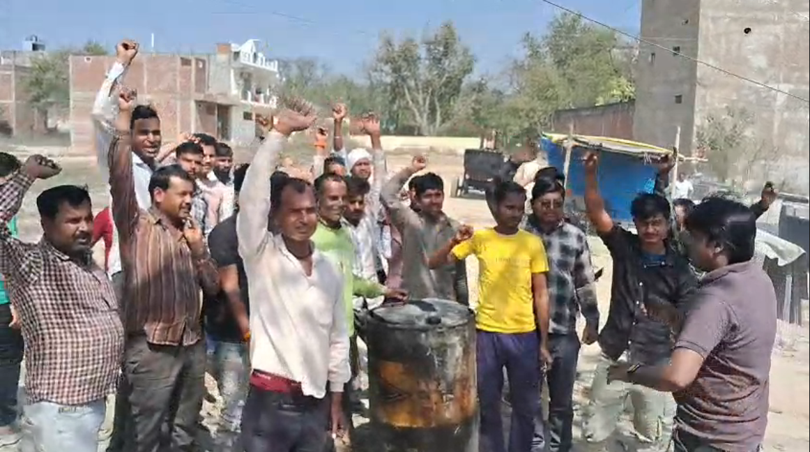 UP NEWS UPDATE :कन्नौज: सौरिख तिराहे पर प्राइवेट बस यूनियन ने ऑटो चालकों पर हमला, जानमारने की धमकी