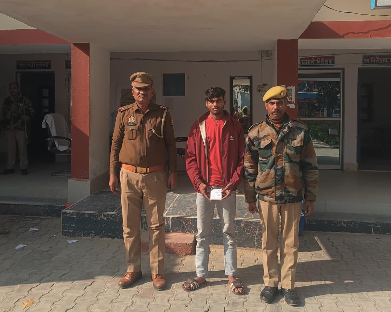 UP NEWS UPDATE :कासगंज बिग ब्रेकिंग: पेट्रोल पंप लुटेरे मोहित उर्फ दीपक गिरफ्तार, 25 हजार का इनाम था घोषित