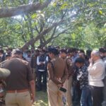 UP NEWS UPDATE :गाय के अवशेष सड़क पर रखकर हिंदू संगठन ने जाम लगाकर विरोध प्रदर्शन किया