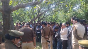 UP NEWS UPDATE :गाय के अवशेष सड़क पर रखकर हिंदू संगठन ने जाम लगाकर विरोध प्रदर्शन किया