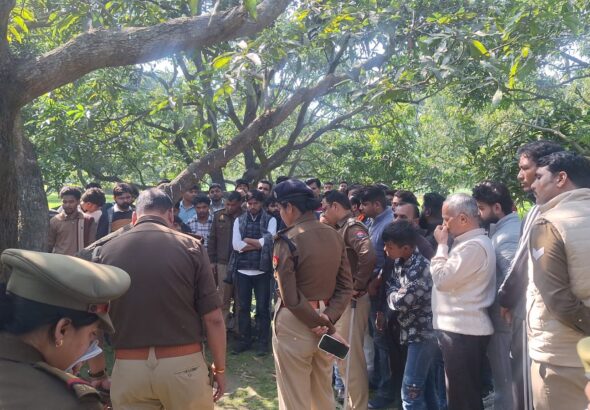 UP NEWS UPDATE :गाय के अवशेष सड़क पर रखकर हिंदू संगठन ने जाम लगाकर विरोध प्रदर्शन किया