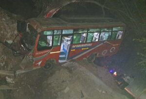 UP NEWS UPDATE :कासगंज – तेज रफ्तार बस अनियंत्रित होकर निर्माणाधीन पुल पर गिरी