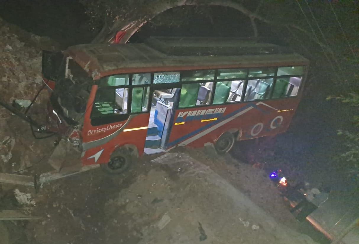 UP NEWS UPDATE :कासगंज – तेज रफ्तार बस अनियंत्रित होकर निर्माणाधीन पुल पर गिरी