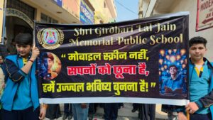 UP NEWS UPDATE :मेरठ: “माँ मुझे मोबाइल से बचा लो!” – काली पट्टी बांधे स्कूली बच्चों की भावुक जागरूकता रैली