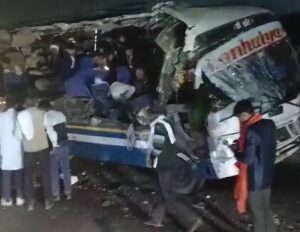 UP NEWS UPDATE :बदायूं हाईवे पर बस हादसा: बरातियों संग रोडवेज की भिड़ंत, 3 की मौत