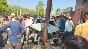 UP NEWS UPDATE :कासगंज बिग ब्रेकिंग: कार हाईटेंशन पोल से टकराई, आग का गोला बनीं – चालक घायल, ग्रामीणों ने बचाया!