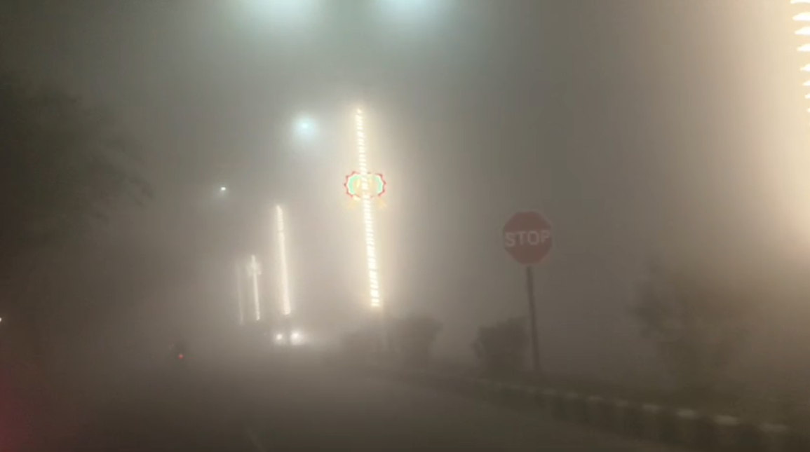 UP NEWS UPDATE :-“अलीगढ़ में ठंड और कोहरे की चादर: जनजीवन थमा, सेहत पर असर”