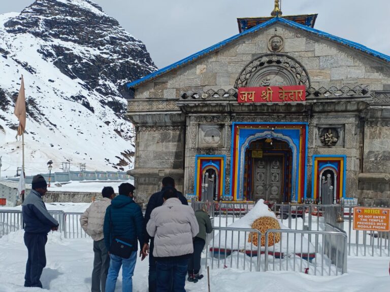 UTTARAKHAND : केदारनाथ धाम में 3–4 फीट बर्फ, यात्रा तैयारियों का जायजा लेने पहुंचे अधिकारी