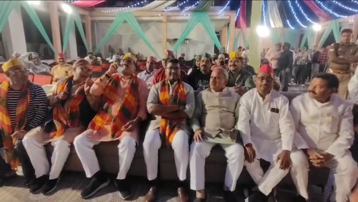 UP NEWS UPDATE :अलीगढ़: होली के रंग में नाचे भाजपा सांसद-मेयर, व्यापारियों के आयोजन में ठुमके लगाए