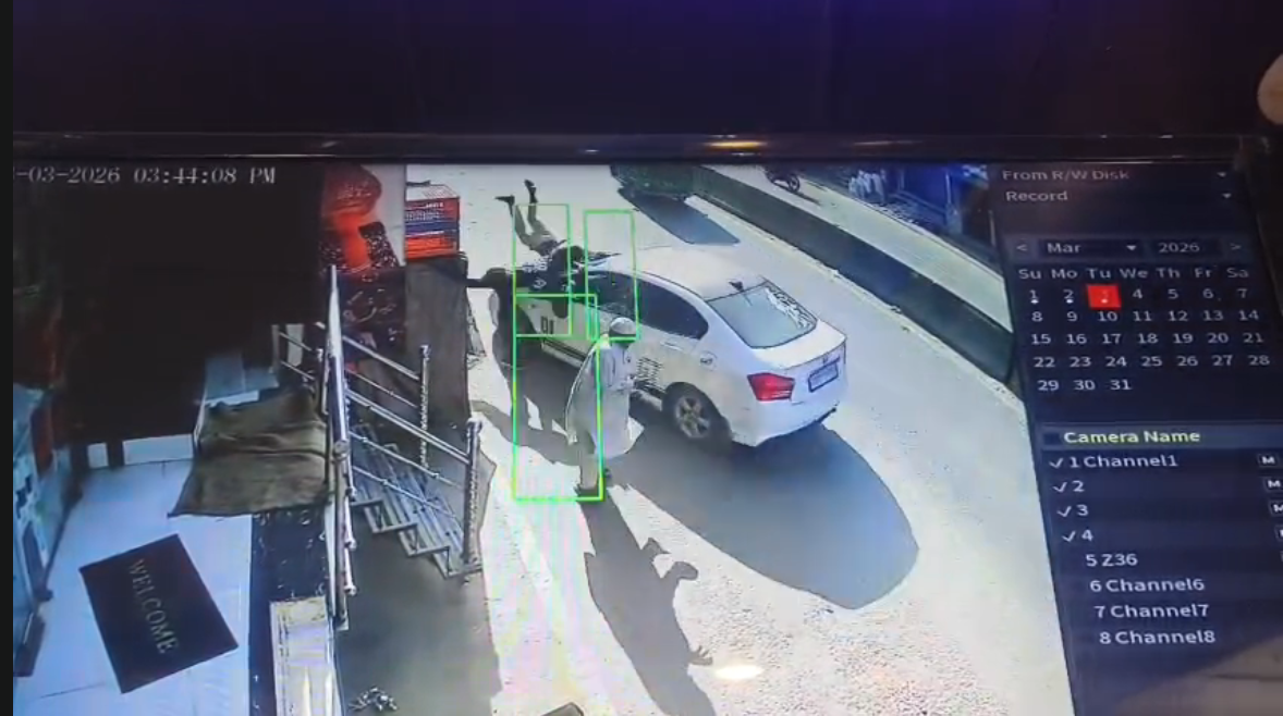 UP NEWS UPDATE :कासगंज: तेज रफ्तार अनियंत्रित कार ने दो युवकों को रौंदा, नाजुक हालत में अस्पताल में भर्ती