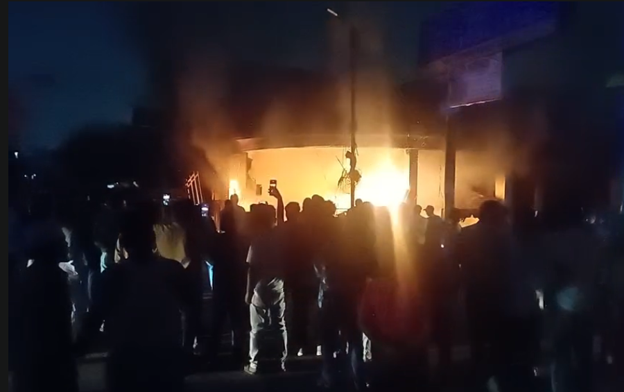 UP NEWS UPDATE :कानपुर: जूही में फर्नीचर गोदाम में भीषण आग, दमकल की 6 गाड़ियां जुटीं!