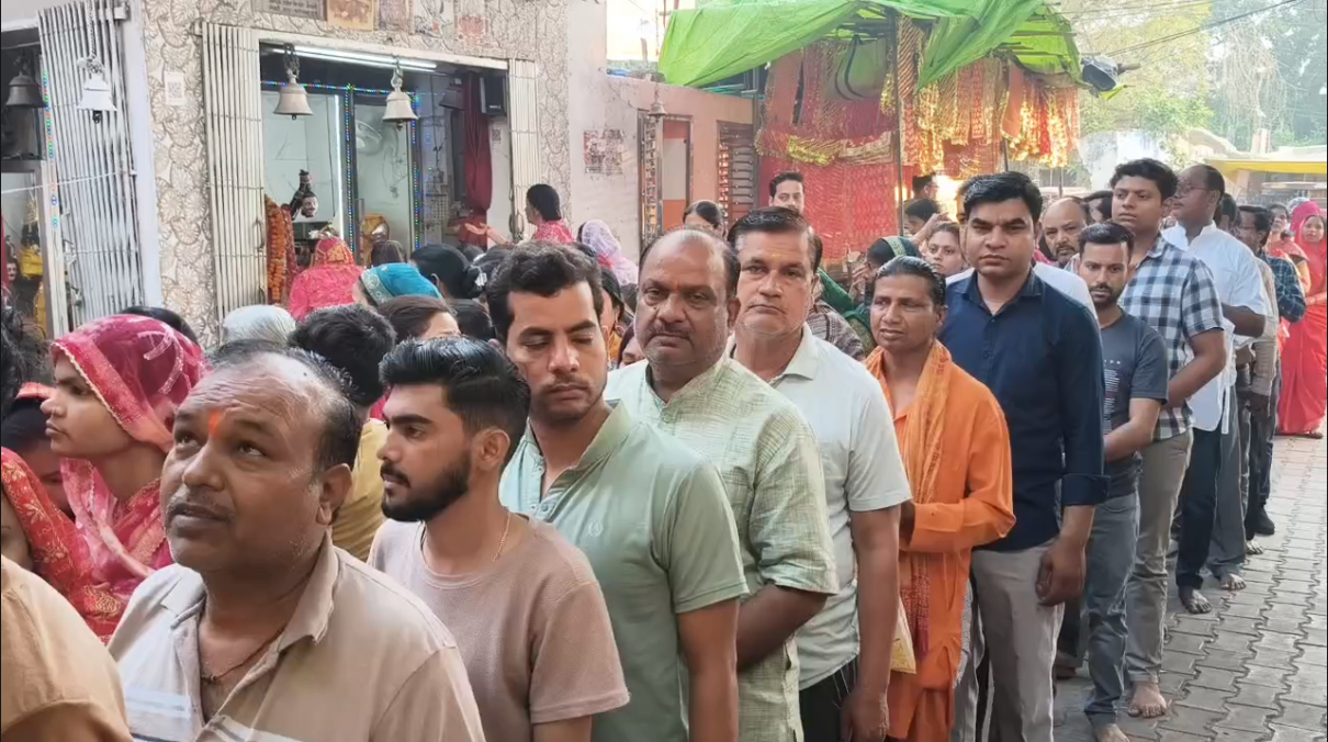 UP NEWS UPDATE :फर्रुखाबाद: चैत्र अष्टमी पर शीतला माता मंदिर में उमड़ा भक्तों का सैलाब