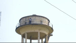 UP NEWS UPDATE :कासगंज: वेतन न मिलने से सफाईकर्मी 80 फीट टंकी पर चढ़ा, धमकी