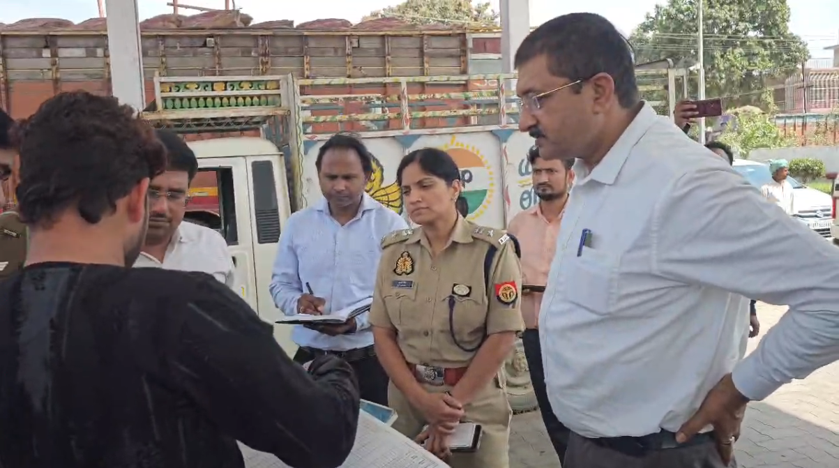 UP NEWS UPDATE :फर्रुखाबाद: DM-SP का गैस एजेंसी-पेट्रोल पंपों पर औचक निरीक्षण, आपूर्ति व सुरक्षा पर निगरानी