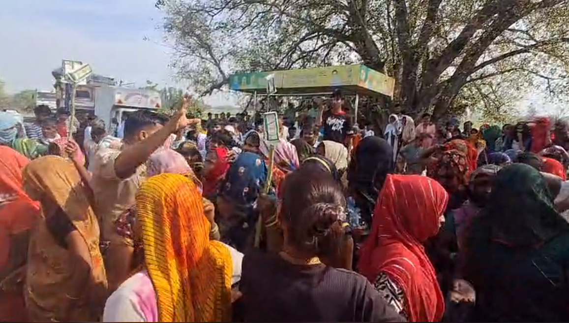 UP NEWS UPDATE :कासगंज: अवैध शराब पर महिलाओं का हाईवे जाम, प्रशासन पर कार्रवाई की मांग