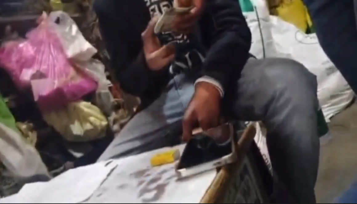 UP NEWS UPDATE :कासगंज: गंजडुंडवारा नगर पालिका जेई अमरजीत का सभासद से रिश्वत लेते वीडियो वायरल