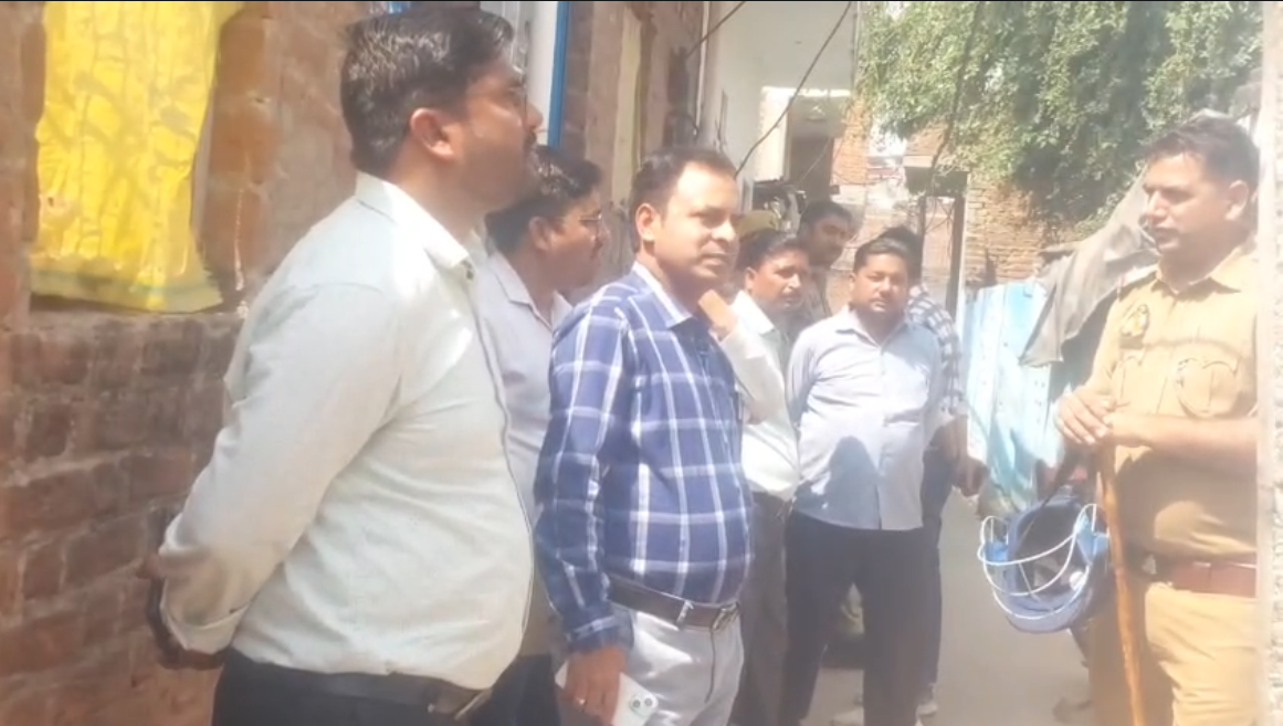 UP NEWS UPDATE :कन्नौज: गैस कालाबाजारी पर एसडीएम की बड़ी छापेमारी, 100+ पासबुक व सिलेंडर जब्त