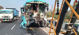 UP NEWS UPDATE :कानपुर पनकी हाईवे: बस-डंपर भिड़ंत में चालक की मौत, 57 यात्री सुरक्षित निकाले गए