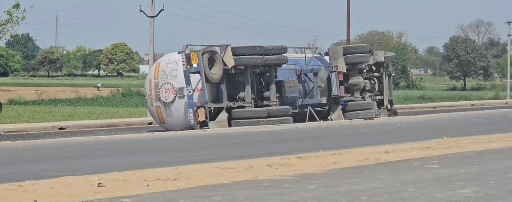 UP NEWS UPDATE :कासगंज हाईवे पर LPG टैंकर पलटा: गैस रिसाव से दहशत, प्रशासन अलर्ट!