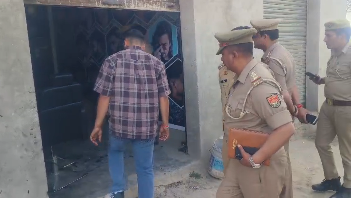 UP NEWS UPDATE :बदायूं ईखखेड़ा: नकाबपोश बदमाशों ने सैलून पर फायरिंग, युवक गंभीर घायल!