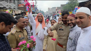 UP NEWS UPDATE :कासगंज ईद: शांति से नमाज, अधिकारियों पर फूल वर्षा