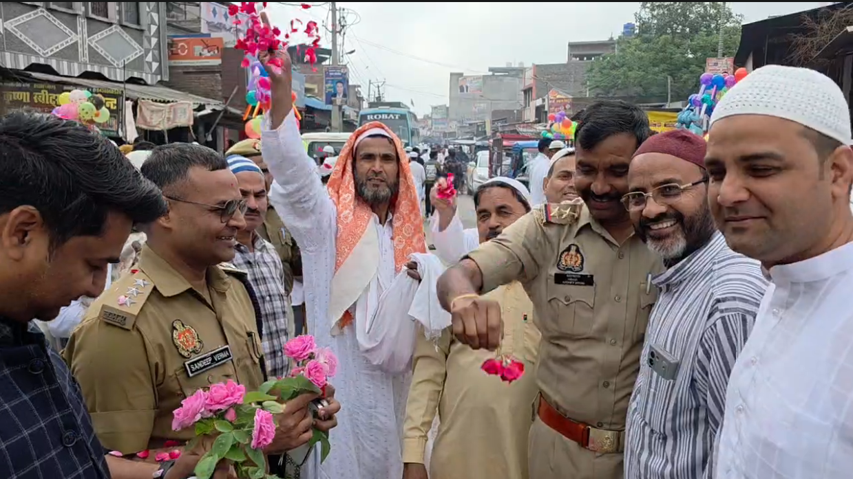 UP NEWS UPDATE :कासगंज ईद: शांति से नमाज, अधिकारियों पर फूल वर्षा