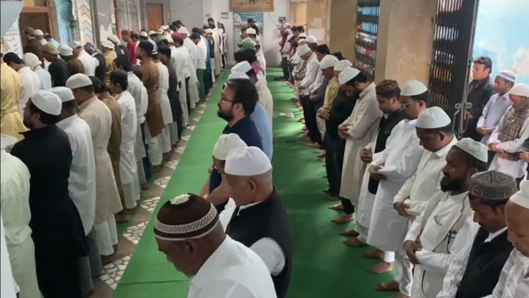 UP NEWS UPDATE :फर्रुखाबाद ईदगाह: शांति से नमाज, भाईचारे की अपील