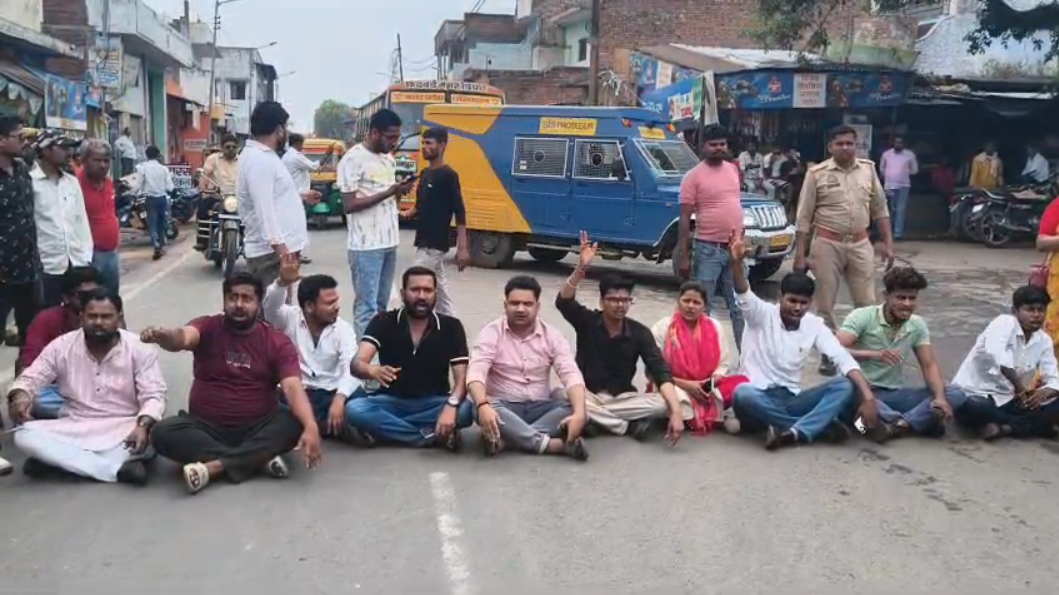UP NEWS UPDATE :कन्नौज: मंत्री के अपमान से नाराज भाजपा कार्यकर्ताओं ने कानपुर–कन्नौज मार्ग पर जाम लगा कर जिला प्रशासन के खिलाफ जमकर हंगामा किया