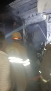 UP NEWS UPDATE :फर्रुखाबाद: शॉर्ट सर्किट से कलाम पाक दुकान में भीषण आग, हजारों का नुकसान!