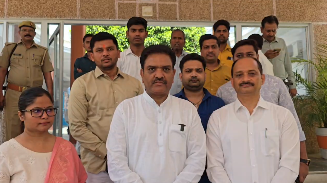 UP NEWS UPDATE :कन्नौज–2 दिन पहले हुए सरकारी कार्यक्रम में समय से नहीं पहुंचे डीएम एसपी मंत्री कार्यक्रम छोड़कर चले गए