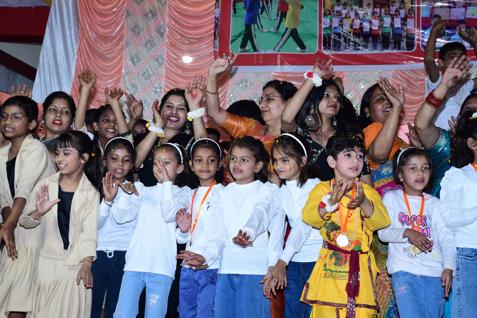 UP NEWS UPDATE :मेरठ: मेट्रो पब्लिक स्कूल में धूमधाम से धमाल मचा 19वां वार्षिक होली उत्सव