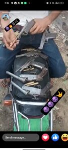 UP NEWS UPDATE :बदायूं: सहसवान में 7 अवैध तमंचों संग दो युवकों की फोटो वायरल, पुलिस को खुली चुनौती