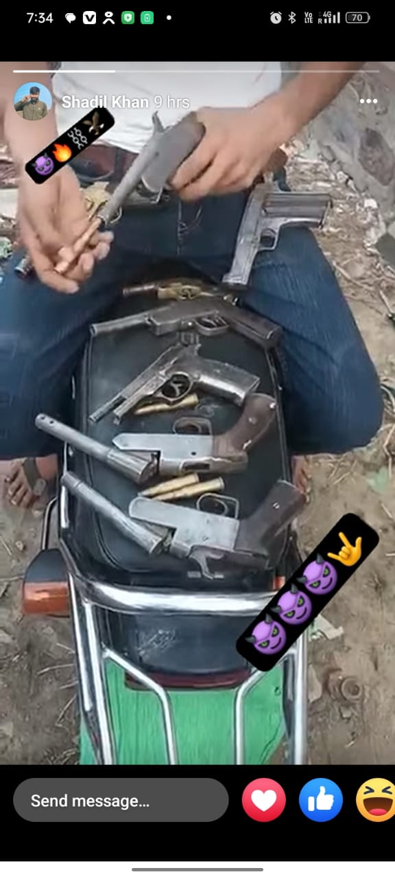 UP NEWS UPDATE :बदायूं: सहसवान में 7 अवैध तमंचों संग दो युवकों की फोटो वायरल, पुलिस को खुली चुनौती