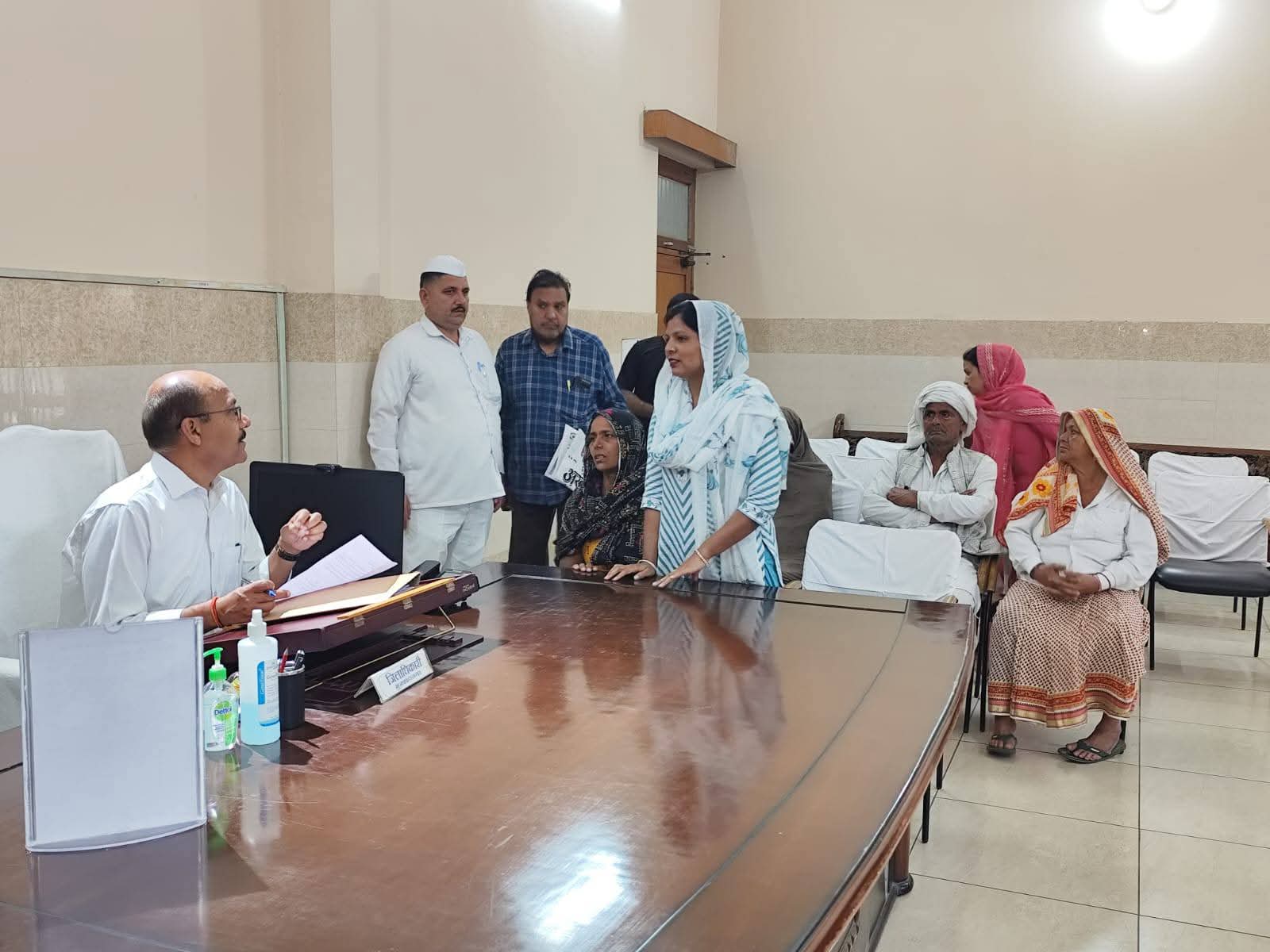 UP NEWS UPDATE :मुजफ्फरनगर डीएम उमेश मिश्रा की जनसुनवाई: फरियादियों को तत्काल राहत, अधिकारियों पर सख्त निर्देश!