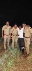 UP NEWS UPDATE :फर्रुखाबाद: 8 साल की मासूम से दुष्कर्म के आरोपी की पुलिस मुठभेड़ में गिरफ्तारी, सिपाही भी घायल