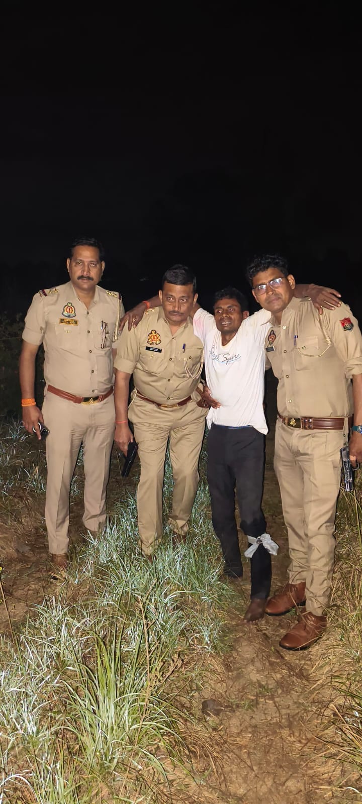 UP NEWS UPDATE :फर्रुखाबाद: 8 साल की मासूम से दुष्कर्म के आरोपी की पुलिस मुठभेड़ में गिरफ्तारी, सिपाही भी घायल