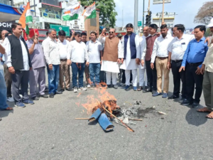 UTTARAKHAND : डोईवाला के रानीपोखरी में प्रस्तावित राष्ट्रीय विधि विश्वविद्यालय को लेकर कांग्रेस का जोरदार प्रदर्शन, सरकार का पुतला दहन